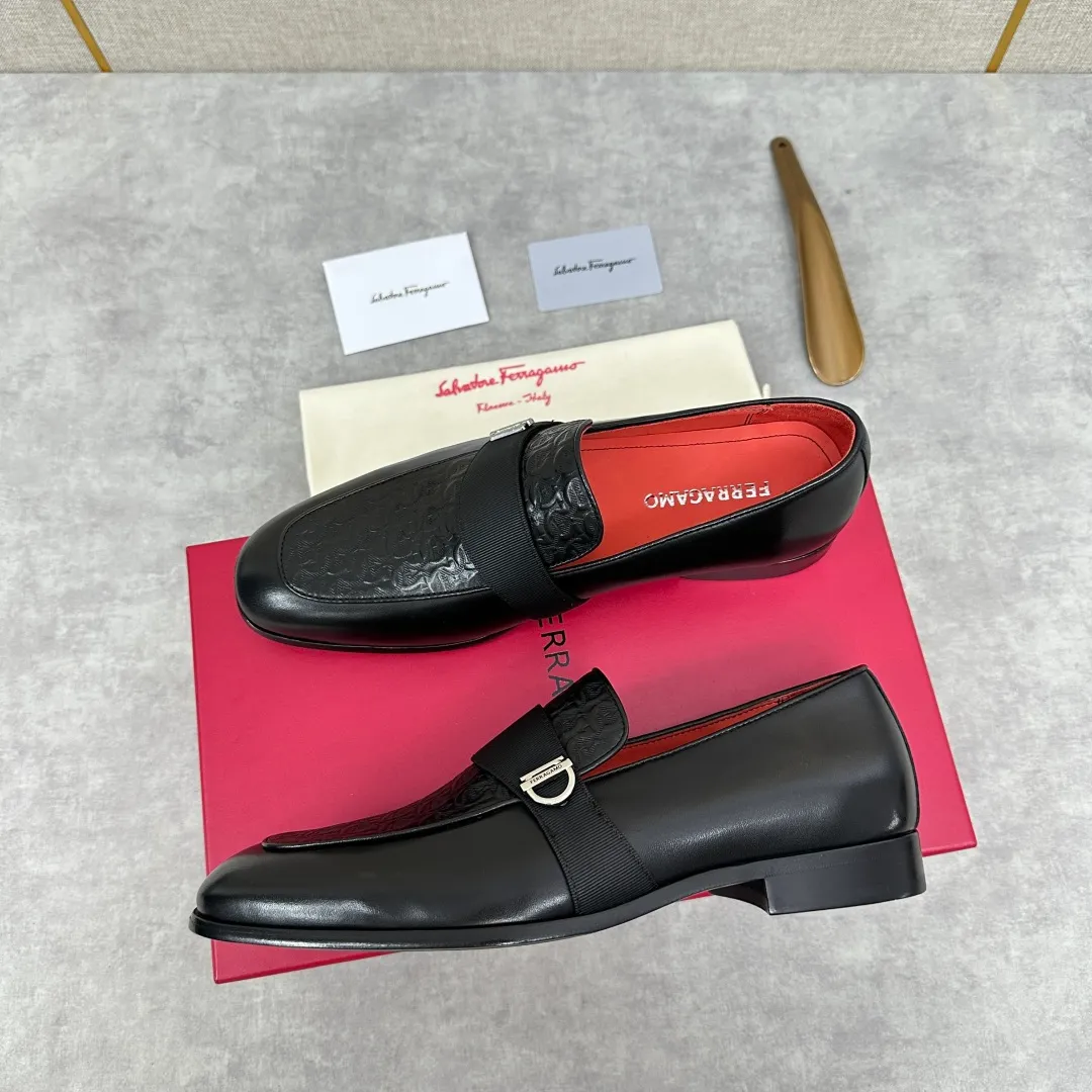 [Ferragamo] Top P: 960💰 Number of yards: 39~44 (38.45.46. Custom-made, non-refundable) Ferragamo** counters synchronize new models of men's loafers that can be worn casually or formally. The classic shape embodies the fashionable charm of formal wear, and the newly designed proportions are more modern. These loafers are made of imported open-edge beaded cowhide/fine calfskin/cow suede material. The upper is decorated with webbing, and the side is privately molded with silver Gancini buckles. The double stitching details add to the fashionable charm. Adopting a special "Original" structure and going through multiple processes, the soles are almost entirely handmade. Unique processing technology demonstrates exquisite craftsmanship. The original privately modeled genuine leather outsole is paired with a personalized rubber backing. It is comfortable, non-slip and wear-resistant. It can be worn as a slip-on. Exquisite hand-stitching. The workmanship is as fine as that of a store. The original color calfskin lining is sweat-absorbent, anti-odor, comfortable and breathable. The heel is also decorated with a rubber patch to perfectly improve the grip performance.